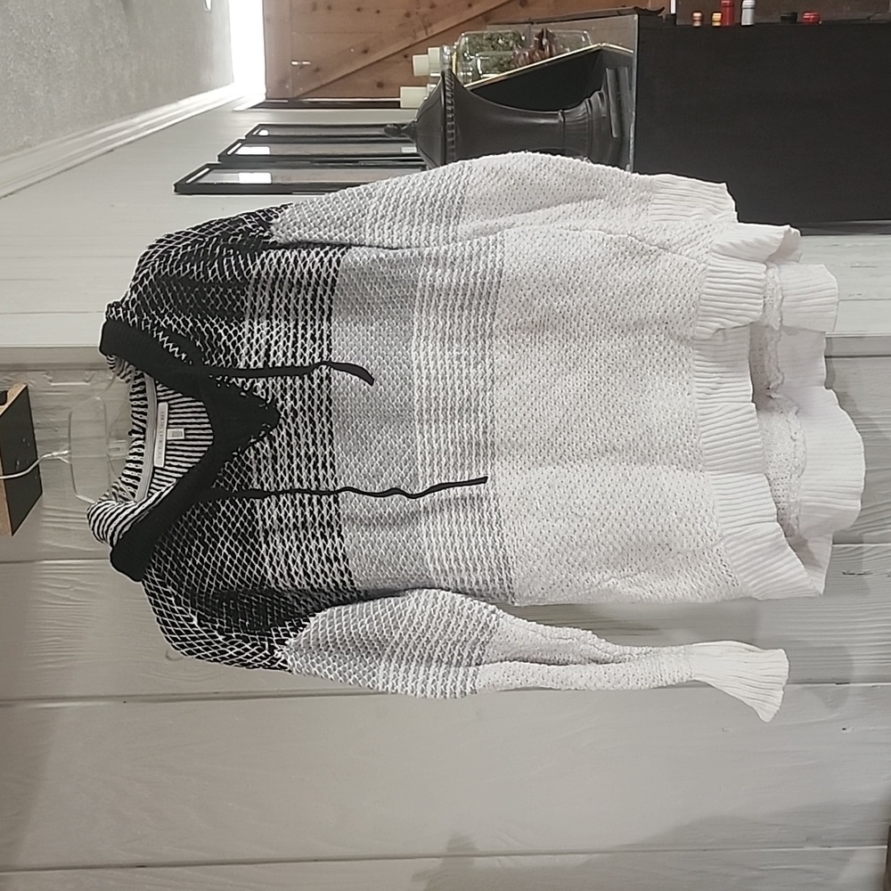 WOMEN'S VICTORIA'S SECRET HOODED SWEATER SMALL